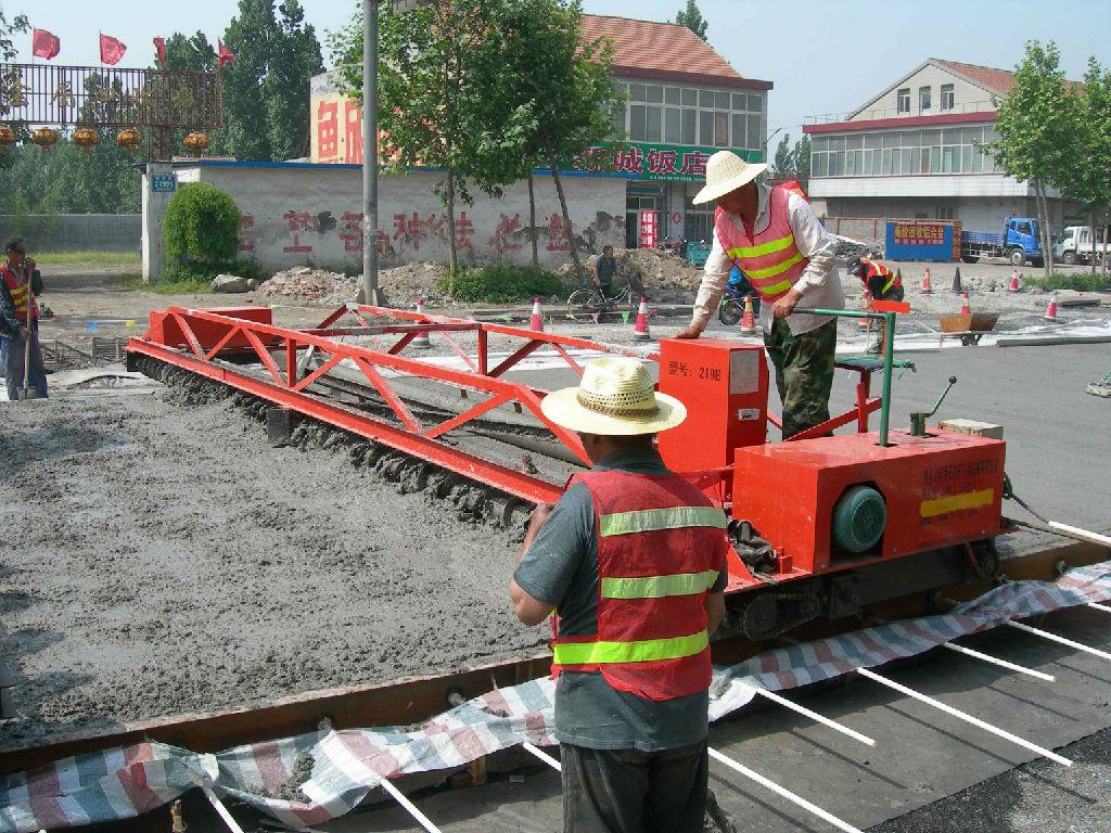 混凝土攤鋪機整平路面