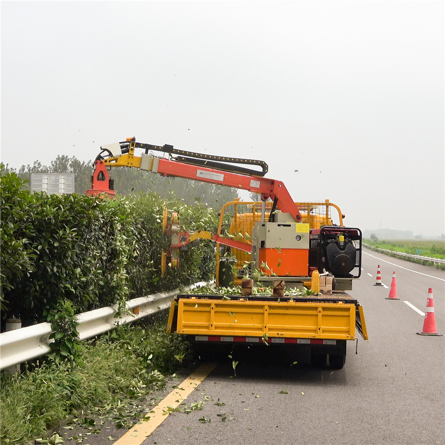 車載式公路綠籬及邊坡灌木修剪機